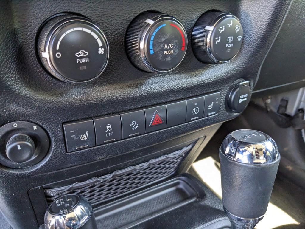 Jeep Wrangler Vehicle Full-screen Gallery Image 22