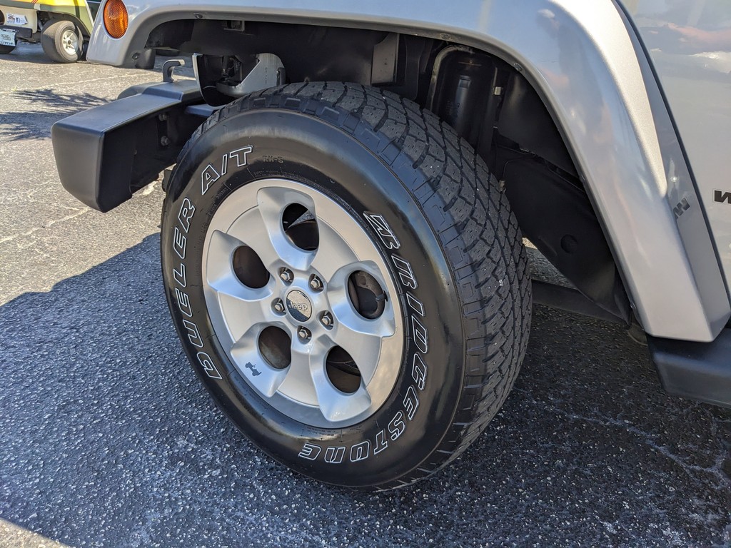 Jeep Wrangler Vehicle Full-screen Gallery Image 27