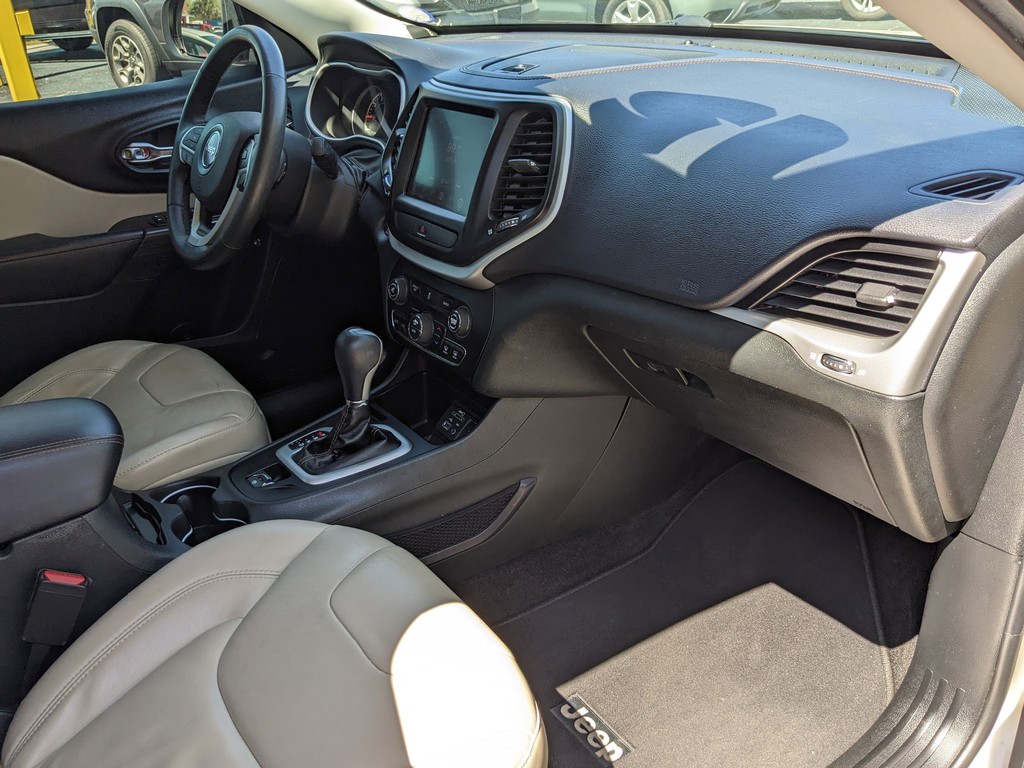 Jeep Cherokee Vehicle Full-screen Gallery Image 11