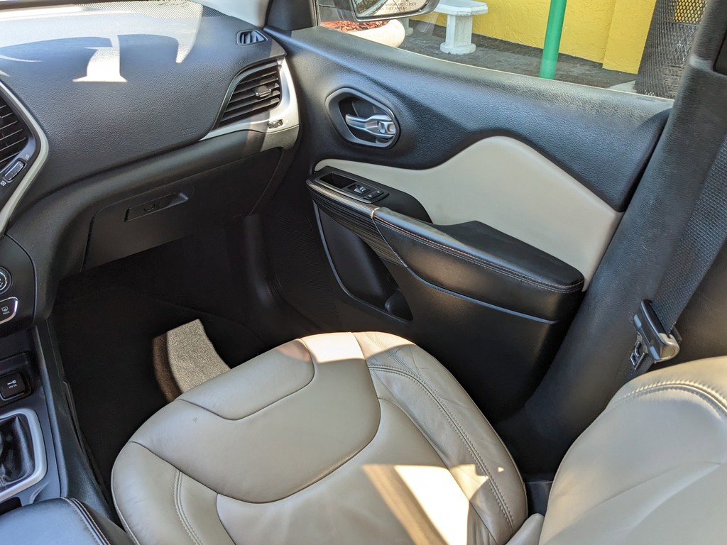 Jeep Cherokee Vehicle Full-screen Gallery Image 15