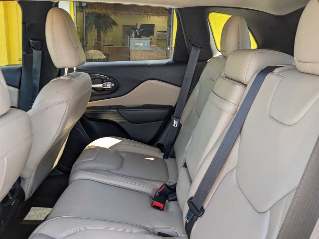 Jeep Cherokee Vehicle Full-screen Gallery Image 16