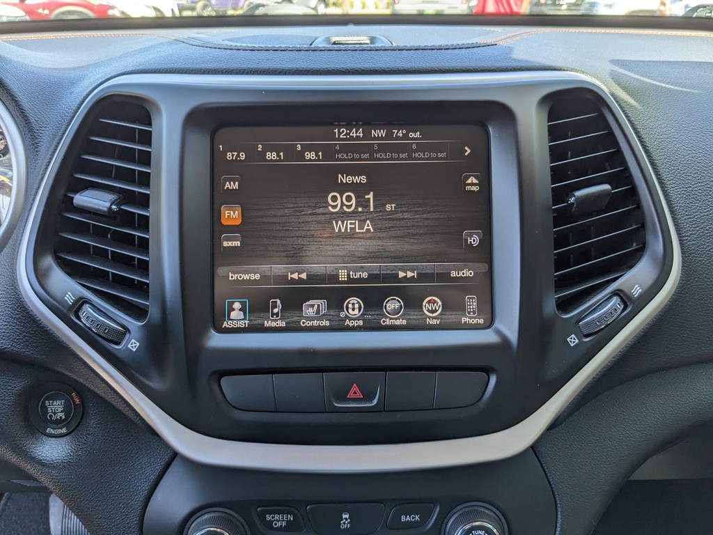 Jeep Cherokee Vehicle Full-screen Gallery Image 20