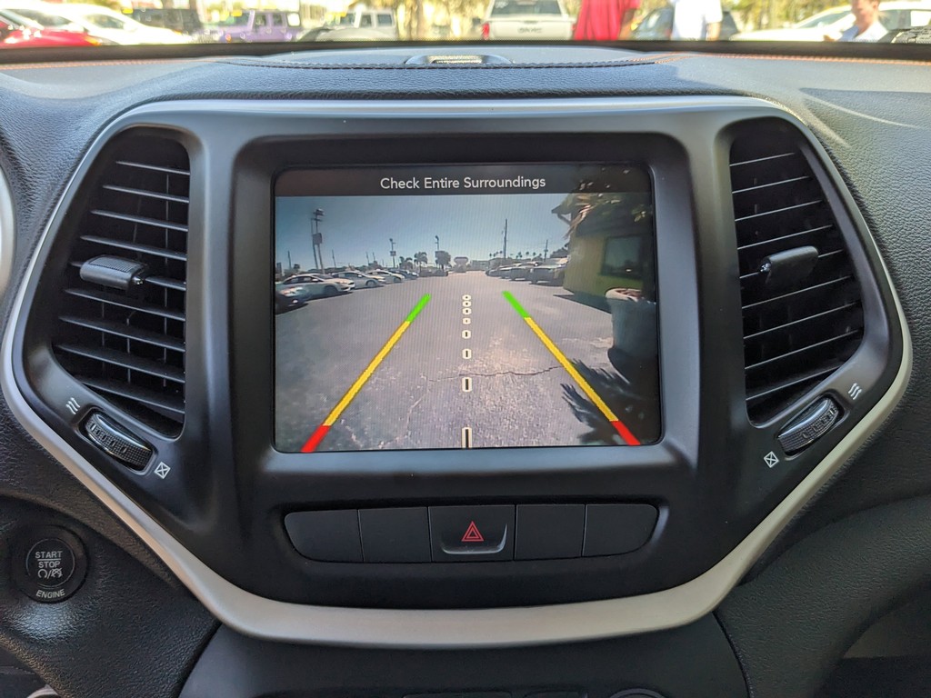 Jeep Cherokee Vehicle Full-screen Gallery Image 22