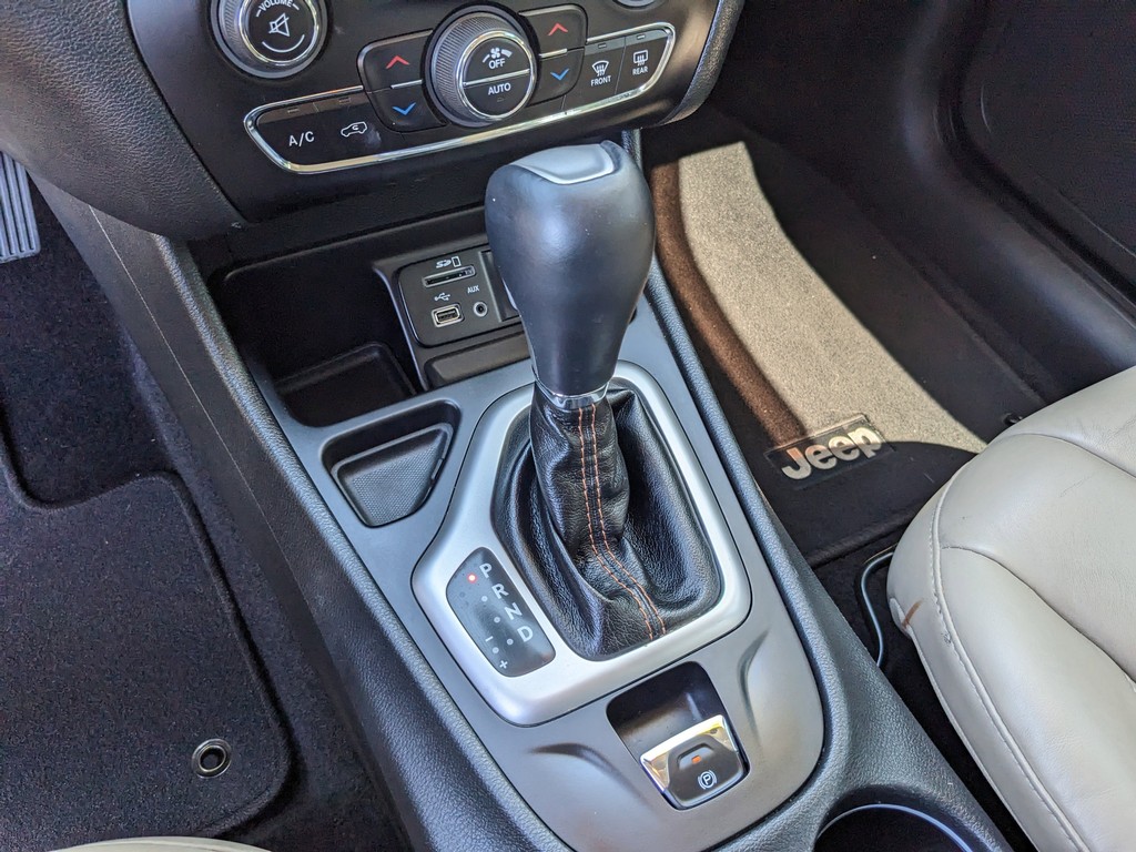Jeep Cherokee Vehicle Full-screen Gallery Image 24