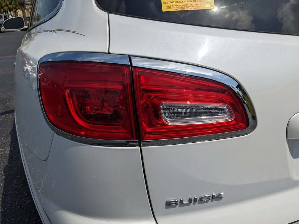 Buick Enclave Vehicle Full-screen Gallery Image 07