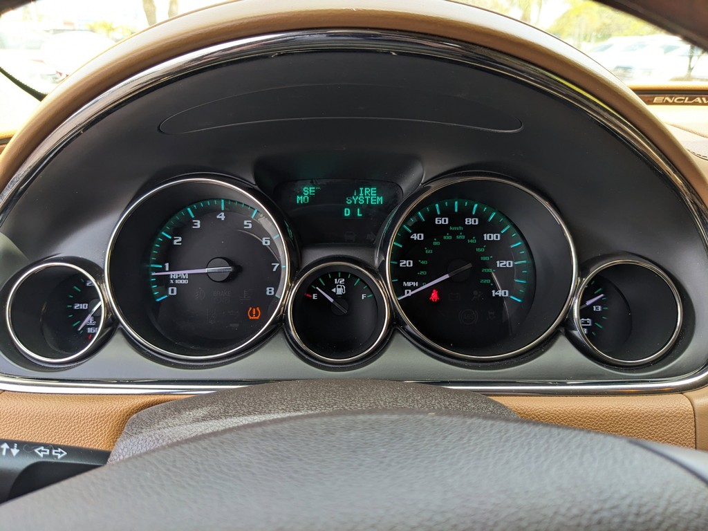 Buick Enclave Vehicle Full-screen Gallery Image 34