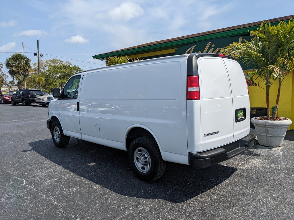 Chevrolet Express Cargo Van Vehicle Full-screen Gallery Image 03