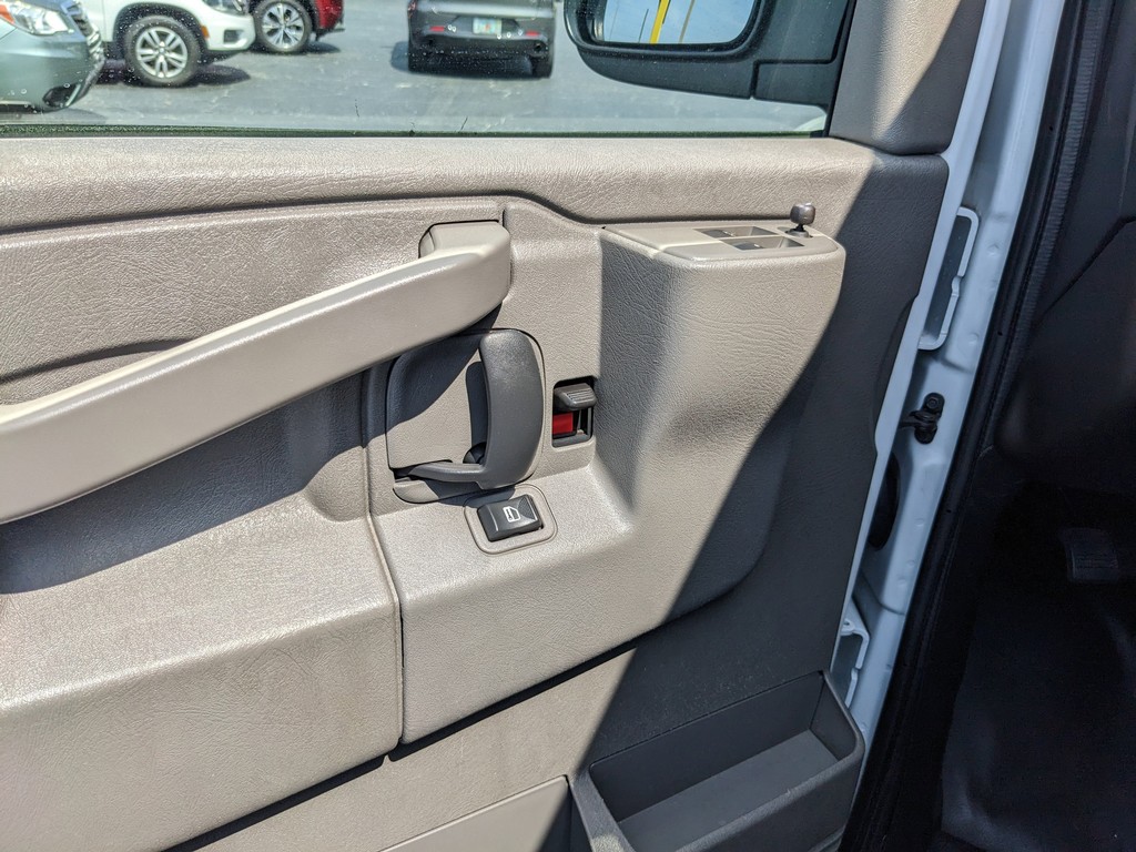 Chevrolet Express Cargo Van Vehicle Full-screen Gallery Image 16