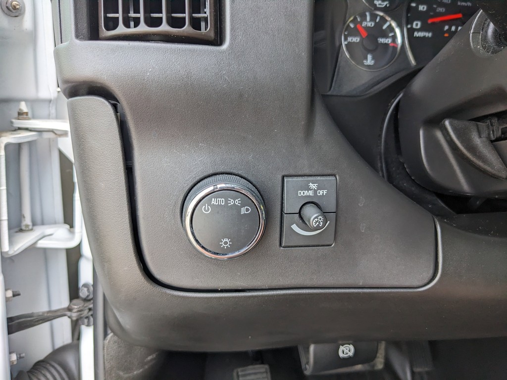 Chevrolet Express Cargo Van Vehicle Full-screen Gallery Image 22
