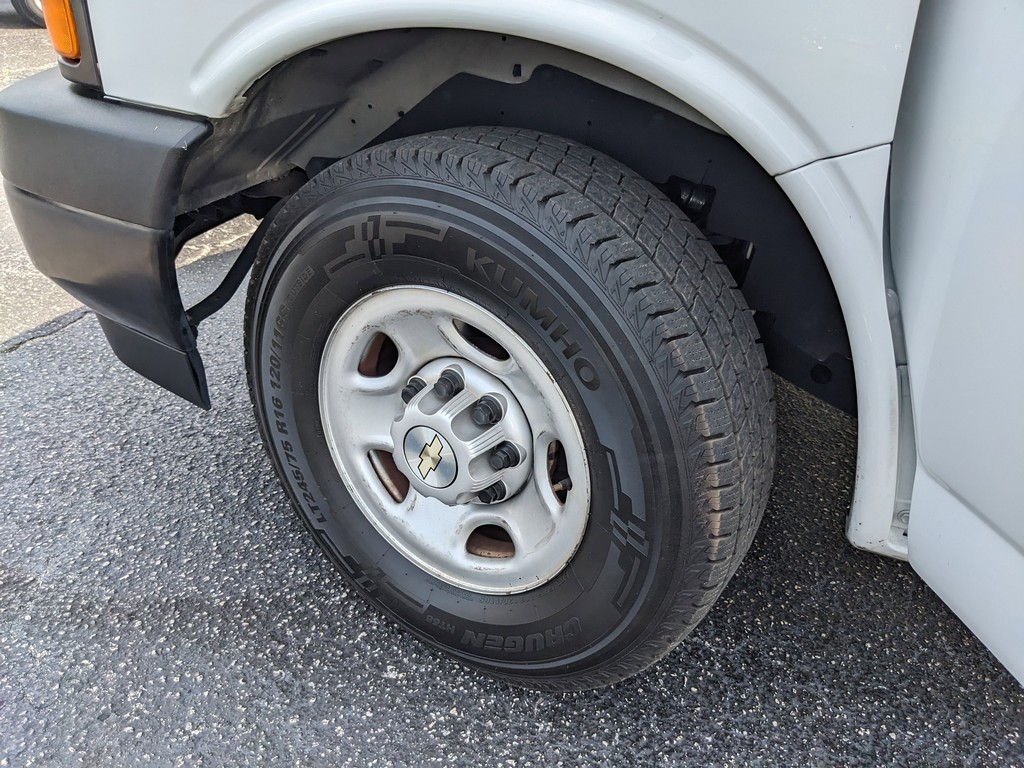 Chevrolet Express Cargo Van Vehicle Full-screen Gallery Image 28