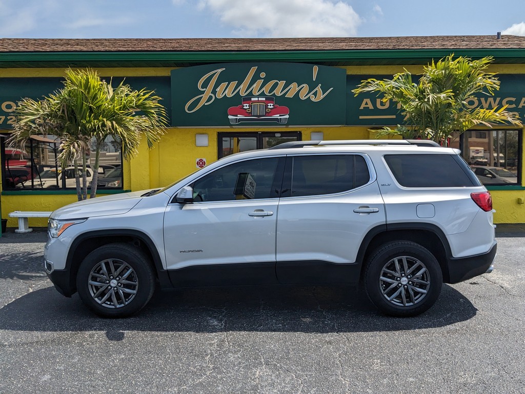 GMC Acadia Vehicle Full-screen Gallery Image 02