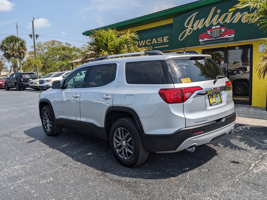 GMC Acadia Vehicle Full-screen Gallery Image 03