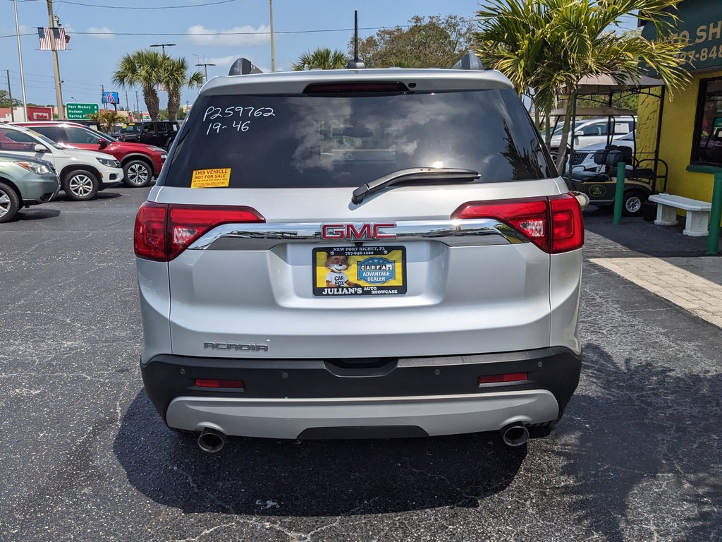 GMC Acadia Vehicle Full-screen Gallery Image 04