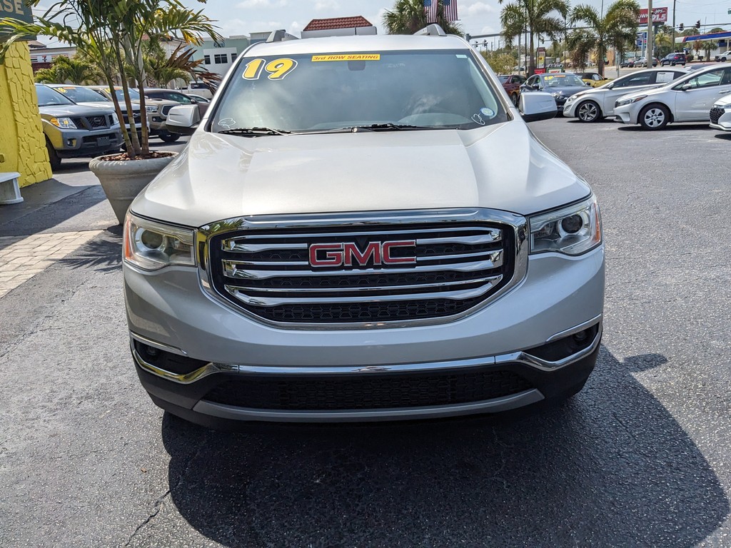 GMC Acadia Vehicle Full-screen Gallery Image 05