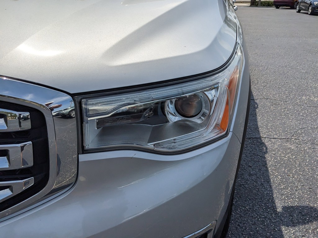 GMC Acadia Vehicle Full-screen Gallery Image 06