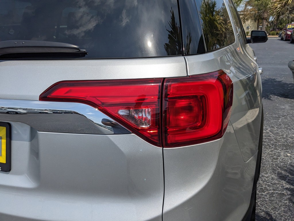 GMC Acadia Vehicle Full-screen Gallery Image 08