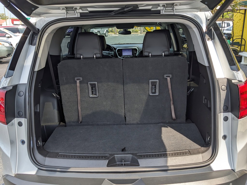 GMC Acadia Vehicle Full-screen Gallery Image 09