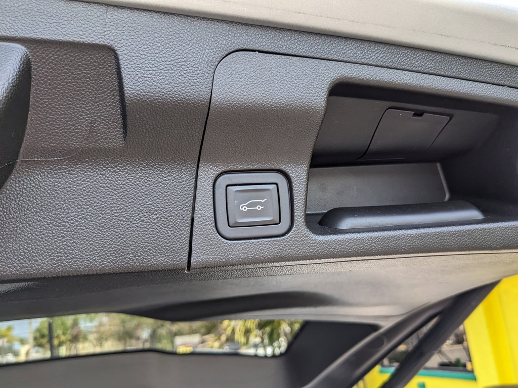 GMC Acadia Vehicle Full-screen Gallery Image 11