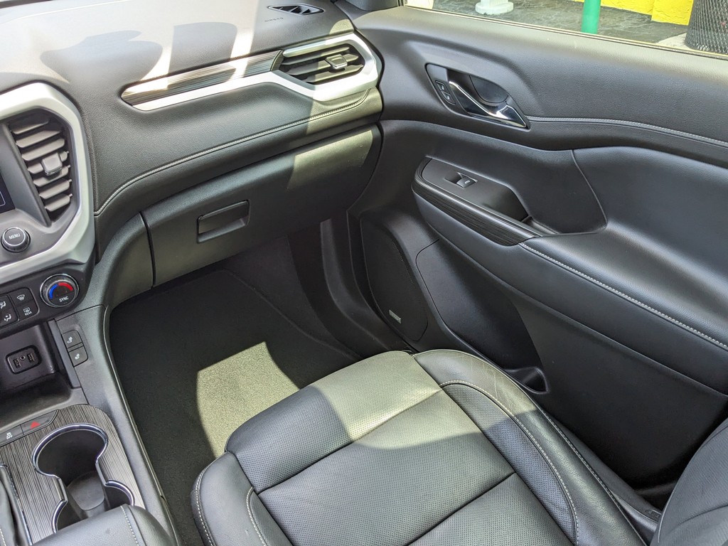 GMC Acadia Vehicle Full-screen Gallery Image 15