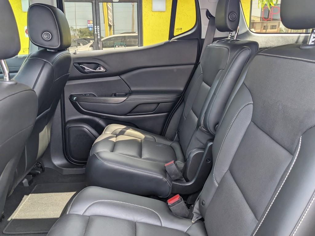 GMC Acadia Vehicle Full-screen Gallery Image 16