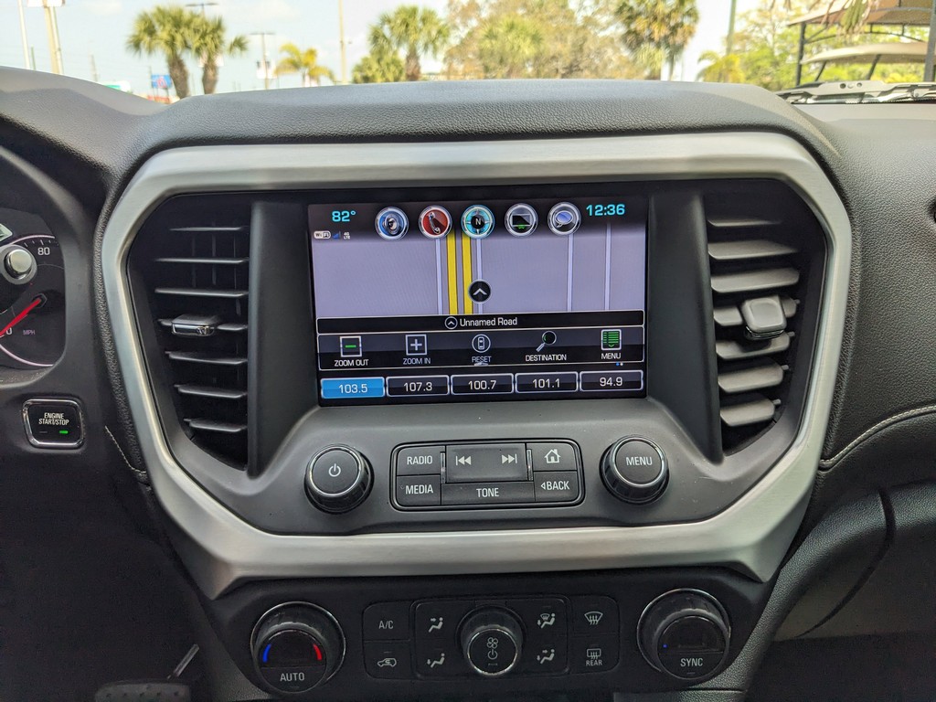 GMC Acadia Vehicle Full-screen Gallery Image 23