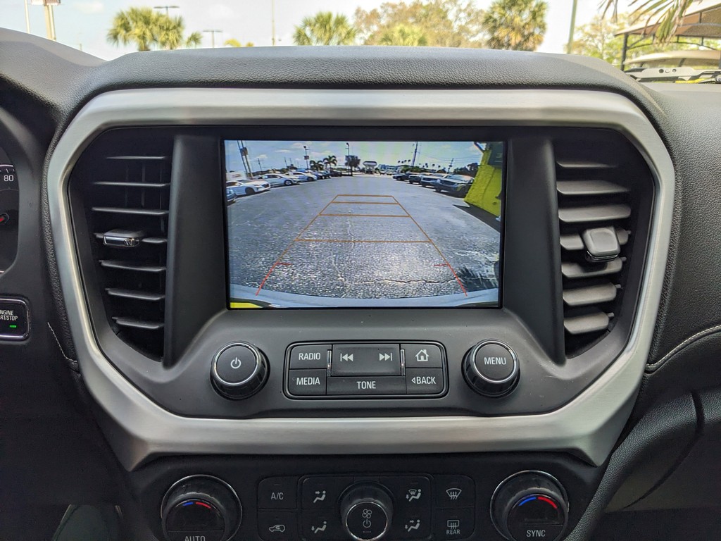 GMC Acadia Vehicle Full-screen Gallery Image 24