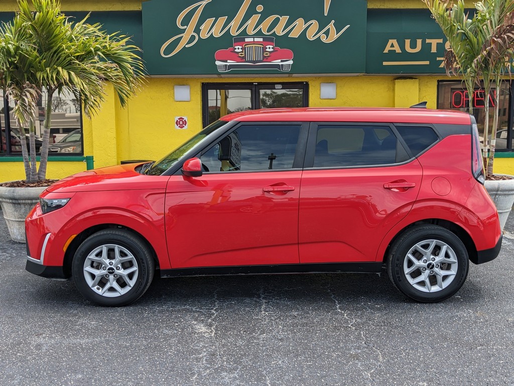 Kia Soul Vehicle Full-screen Gallery Image 02