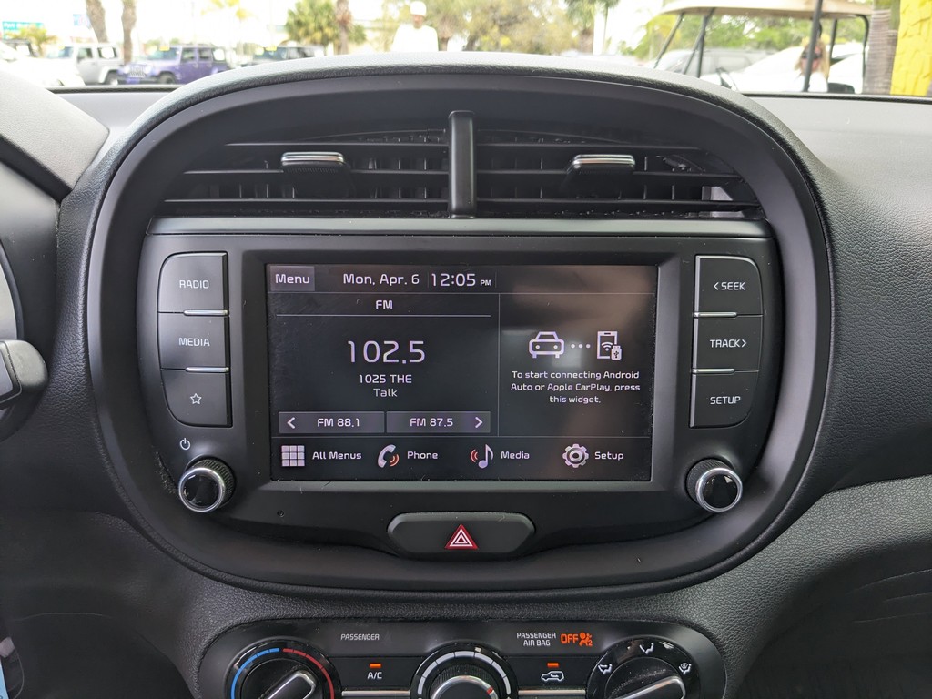 Kia Soul Vehicle Full-screen Gallery Image 18