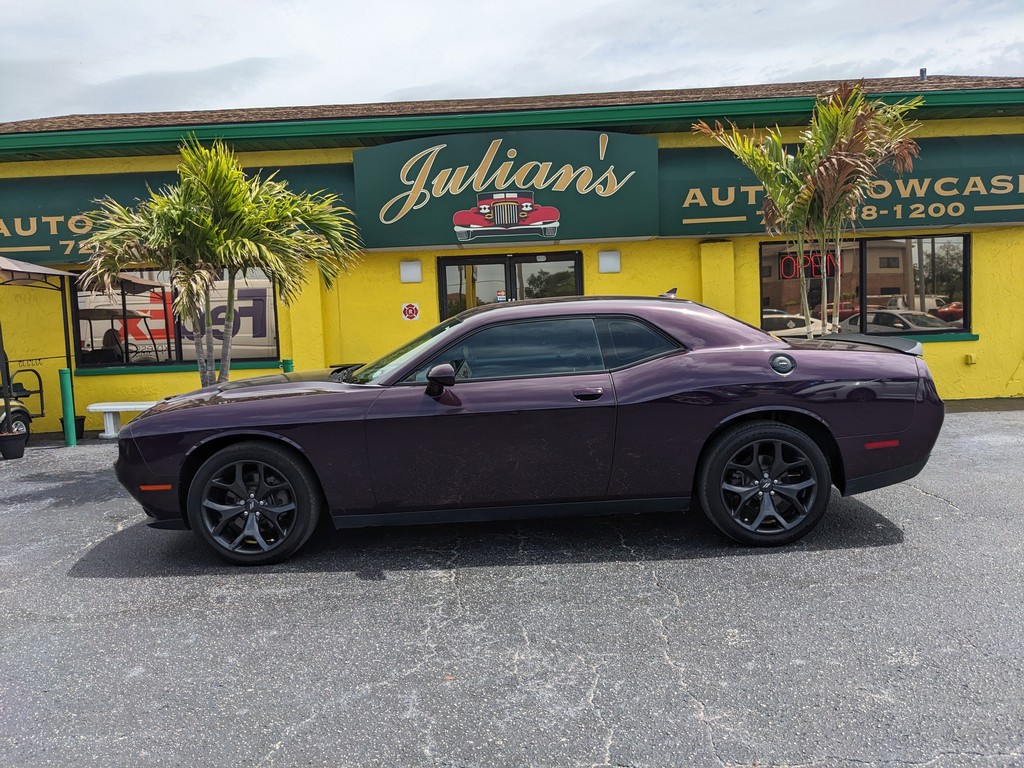 Dodge Challenger Vehicle Full-screen Gallery Image 03