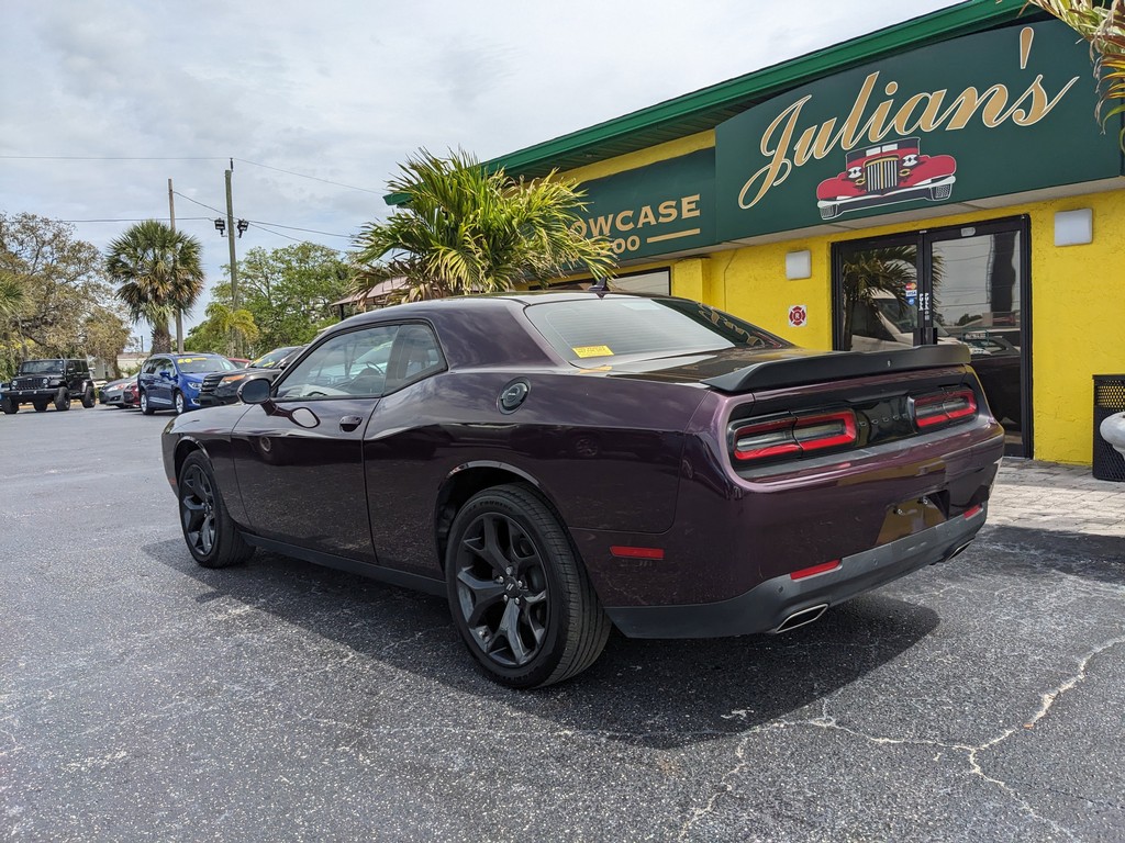 Dodge Challenger Vehicle Full-screen Gallery Image 04