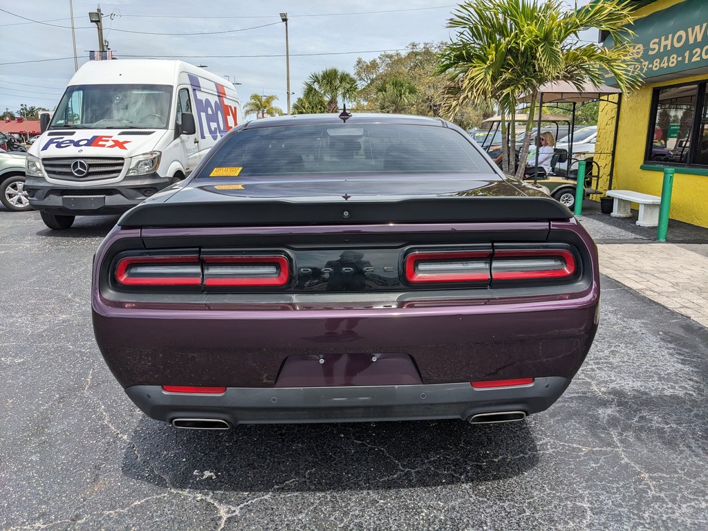 Dodge Challenger Vehicle Full-screen Gallery Image 05