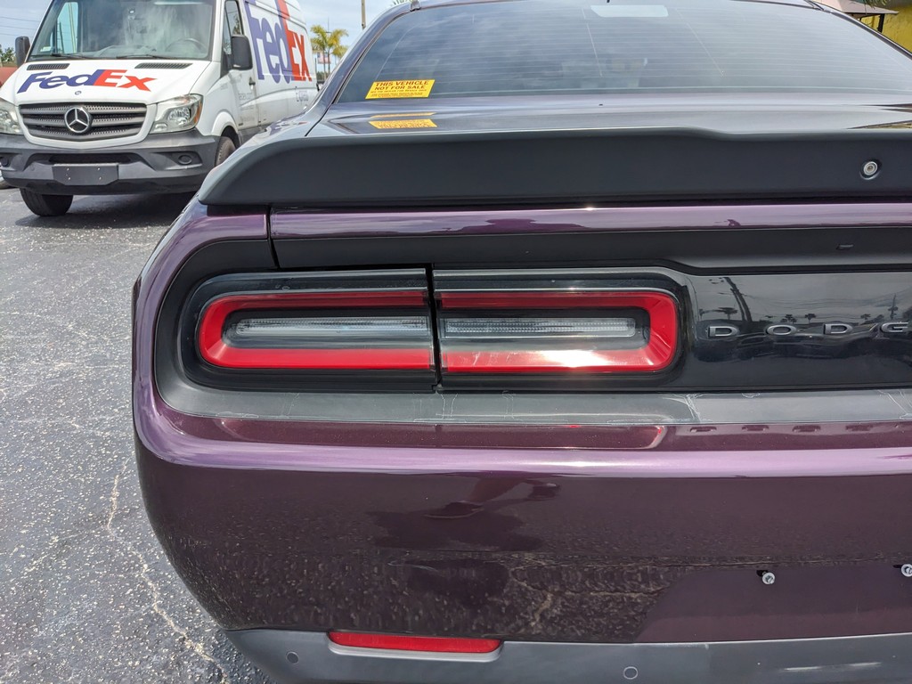 Dodge Challenger Vehicle Full-screen Gallery Image 06