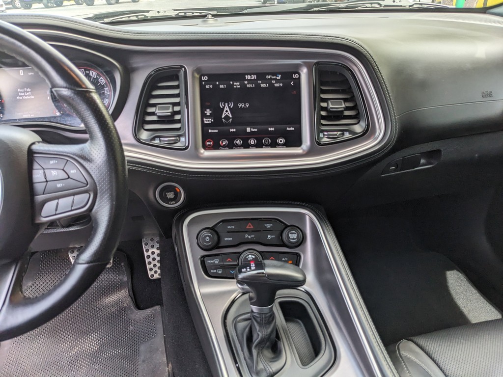 Dodge Challenger Vehicle Full-screen Gallery Image 12