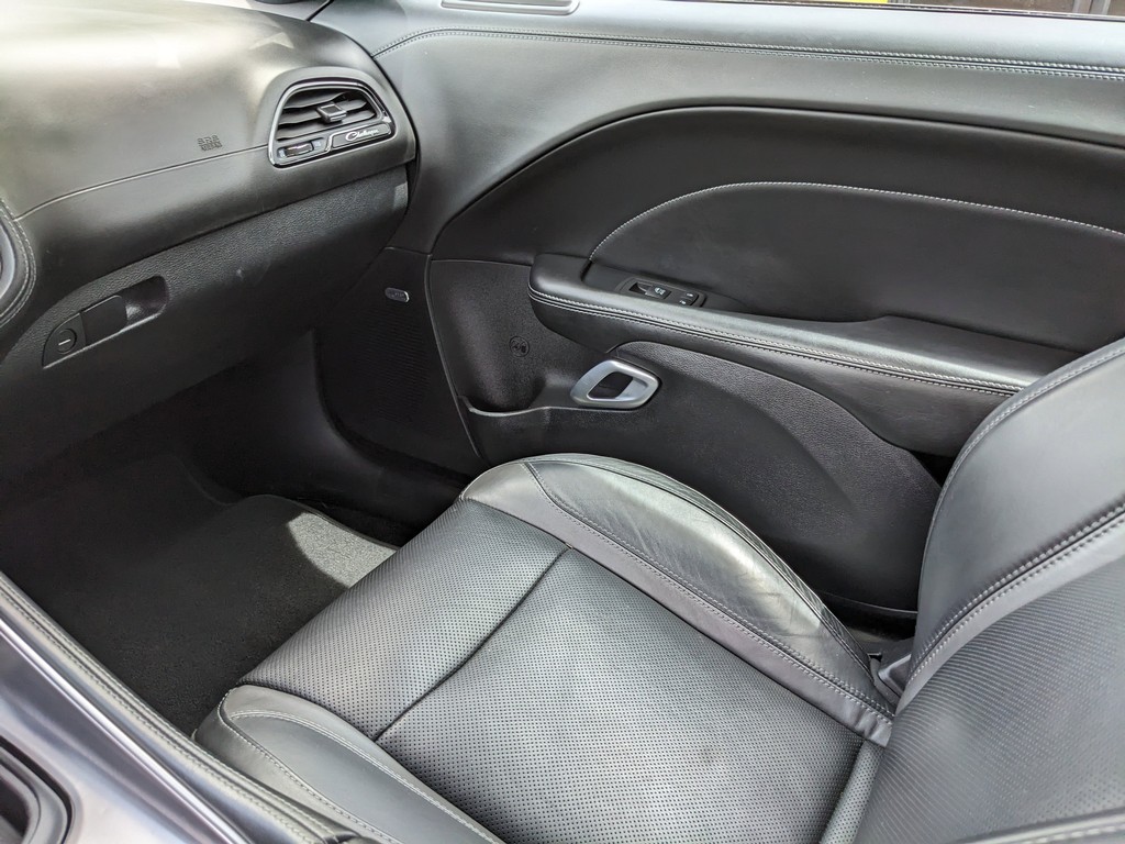 Dodge Challenger Vehicle Full-screen Gallery Image 13