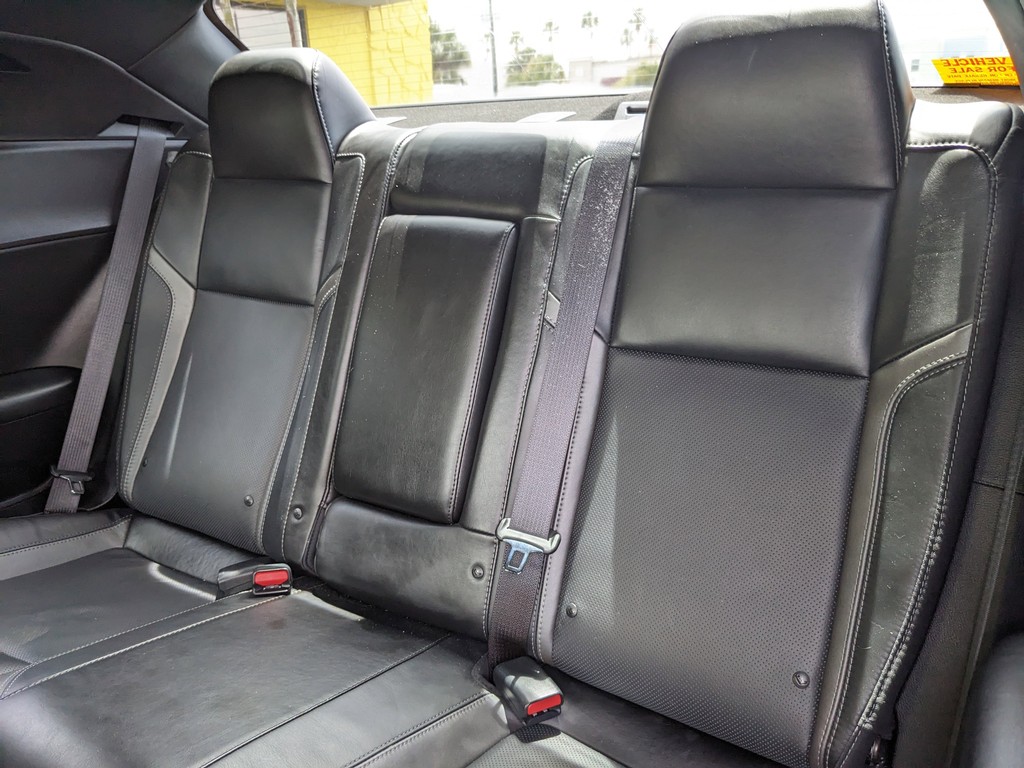 Dodge Challenger Vehicle Full-screen Gallery Image 14