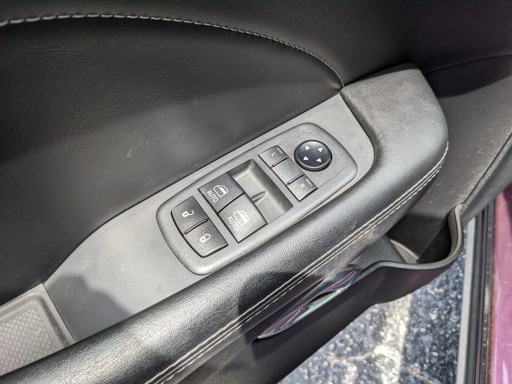 Dodge Challenger Vehicle Full-screen Gallery Image 15