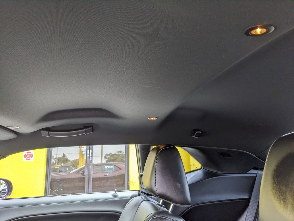 Dodge Challenger Vehicle Full-screen Gallery Image 17