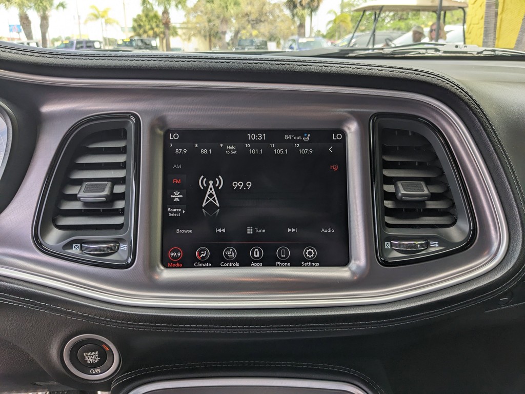 Dodge Challenger Vehicle Full-screen Gallery Image 18