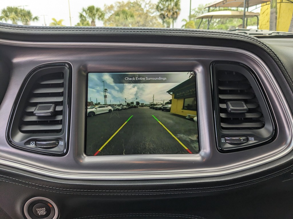 Dodge Challenger Vehicle Full-screen Gallery Image 19