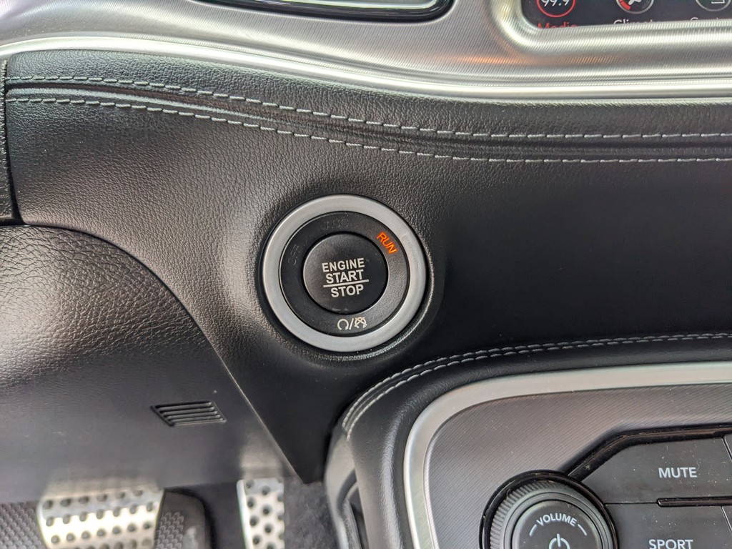 Dodge Challenger Vehicle Full-screen Gallery Image 21