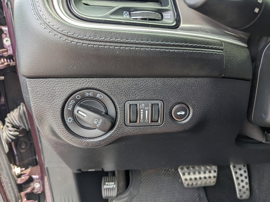 Dodge Challenger Vehicle Full-screen Gallery Image 23