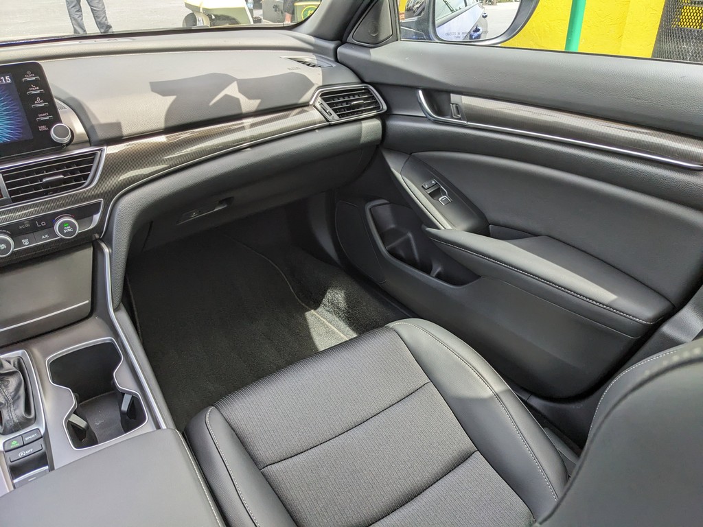 Honda Accord Sedan Vehicle Full-screen Gallery Image 14