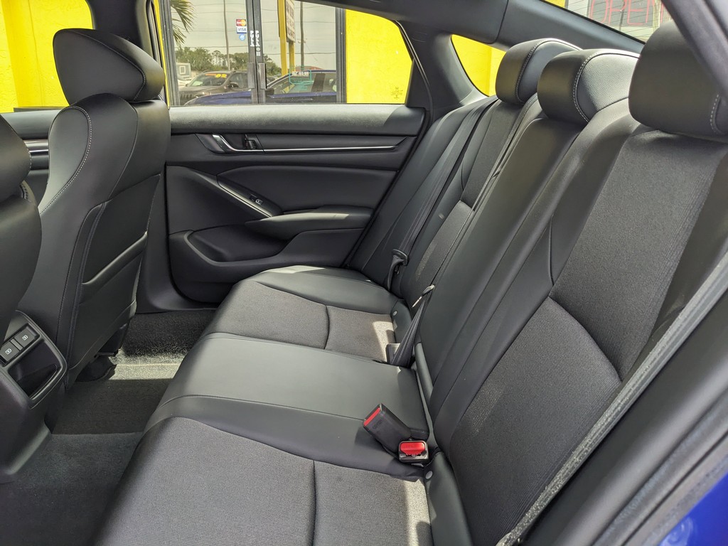 Honda Accord Sedan Vehicle Full-screen Gallery Image 15