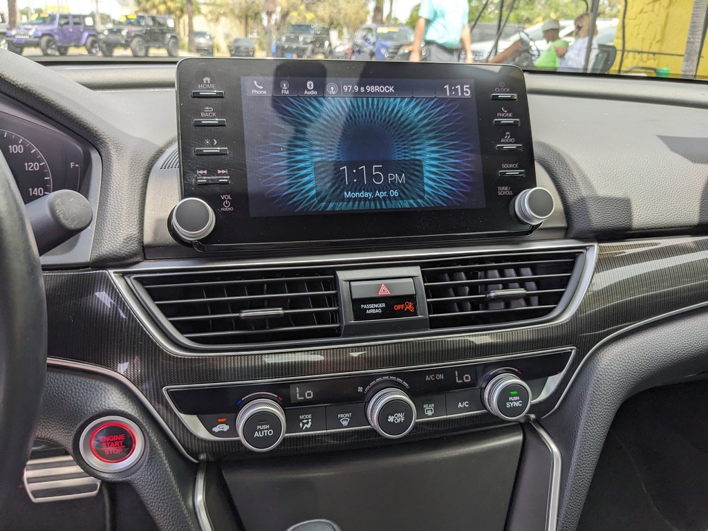 Honda Accord Sedan Vehicle Full-screen Gallery Image 19