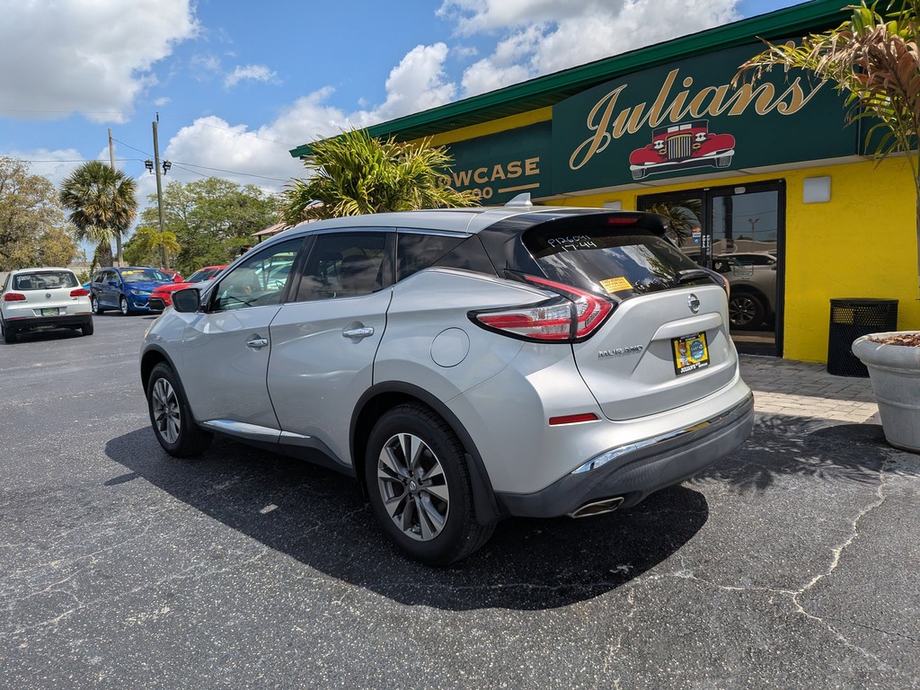 Nissan Murano Vehicle Full-screen Gallery Image 03