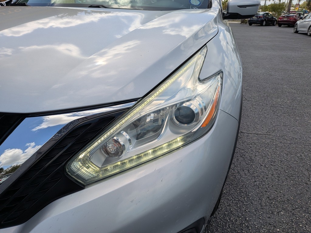 Nissan Murano Vehicle Full-screen Gallery Image 06