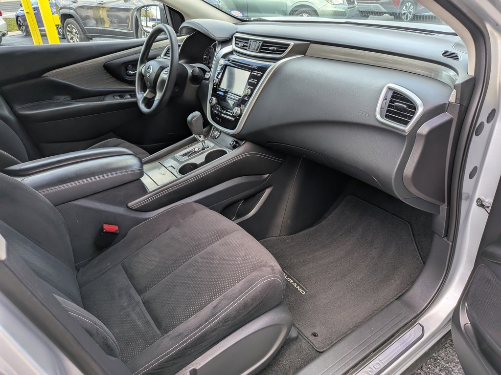 Nissan Murano Vehicle Full-screen Gallery Image 10