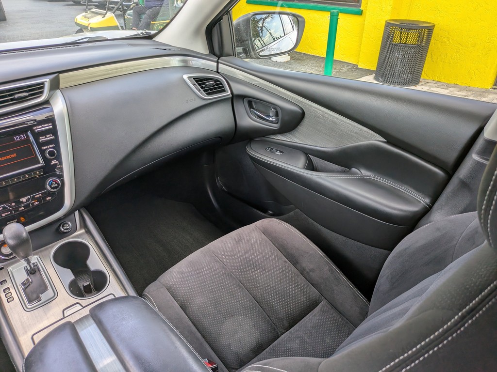 Nissan Murano Vehicle Full-screen Gallery Image 14