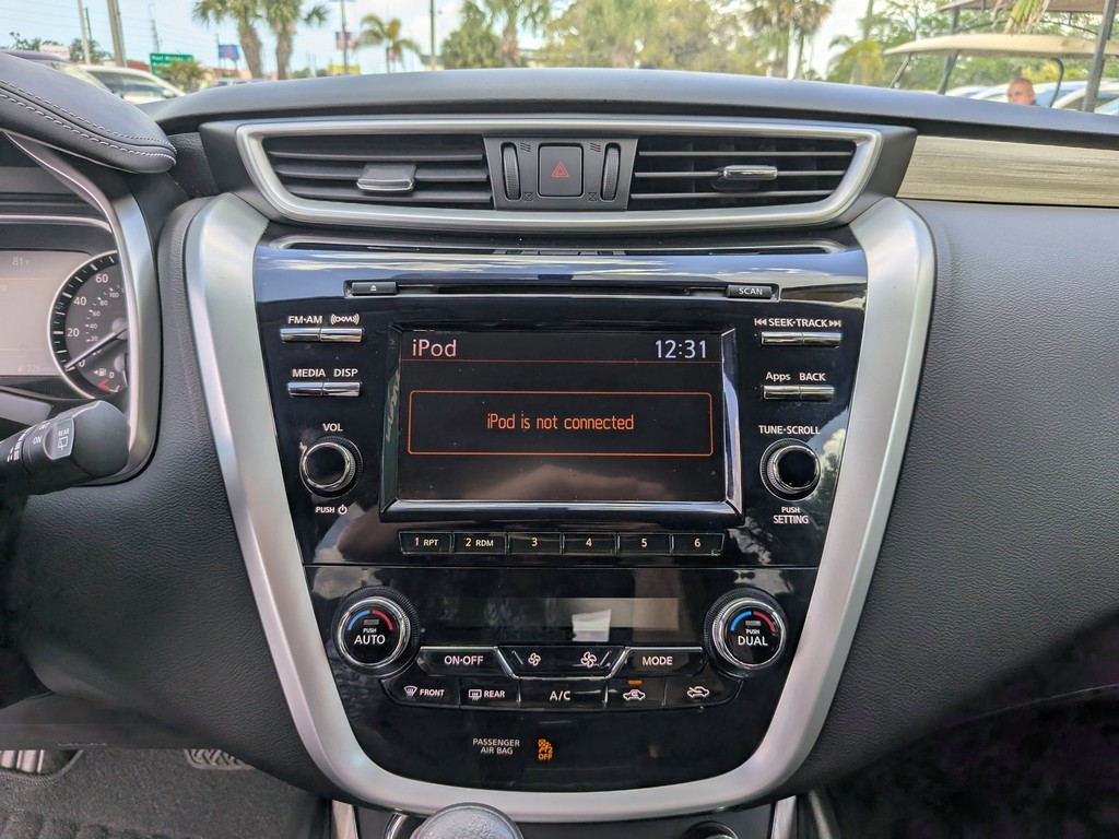 Nissan Murano Vehicle Full-screen Gallery Image 19