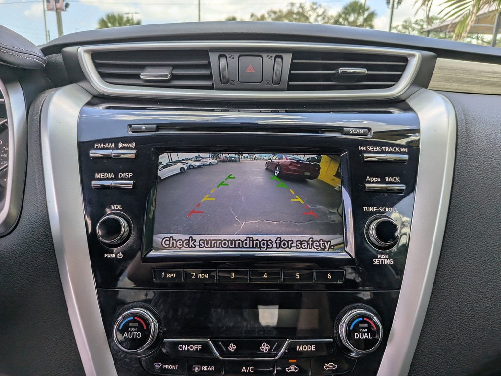 Nissan Murano Vehicle Full-screen Gallery Image 20